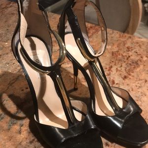 Women’s 61/2 black heel with gold trim. By Guesx